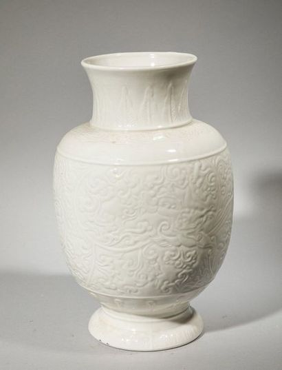 null Vase en porcelaine blanche à décor moulé. Chine, XXème siècle H: 33cm
