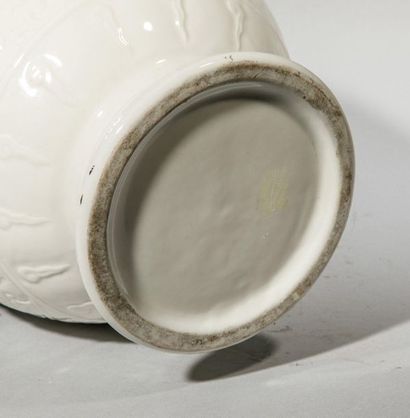 null Vase en porcelaine blanche à décor moulé. Chine, XXème siècle H: 33cm