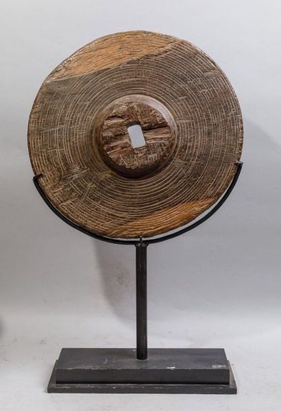null Roue de char en bois. Indonésie, début XXème siècle D: 62cm