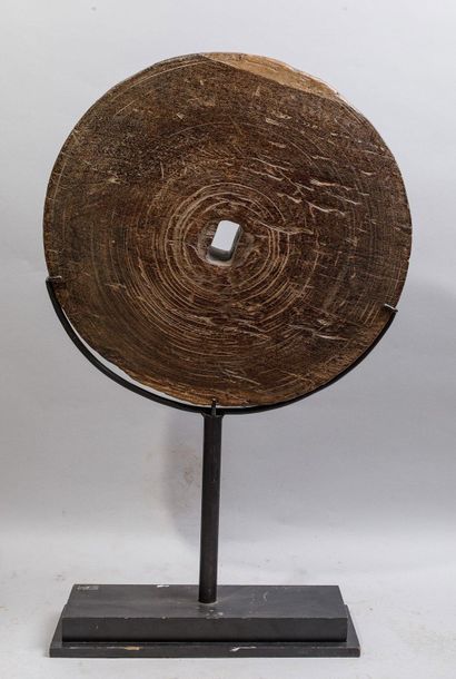 null Roue de char en bois. Indonésie, début XXème siècle D: 62cm