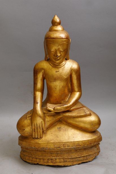 null Bouddha assis en position de prise de terre à témoin, en albâtre doré. Birmanie,...