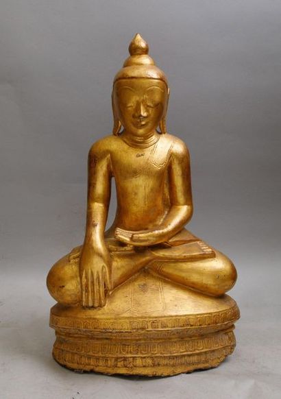 null Bouddha assis en position de prise de terre à témoin, en albâtre doré. Birmanie,...