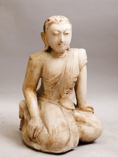 null Adorant agenouillé en albâtre. Birmanie, Shan, XVIIIème - XIXème siècle. H:...