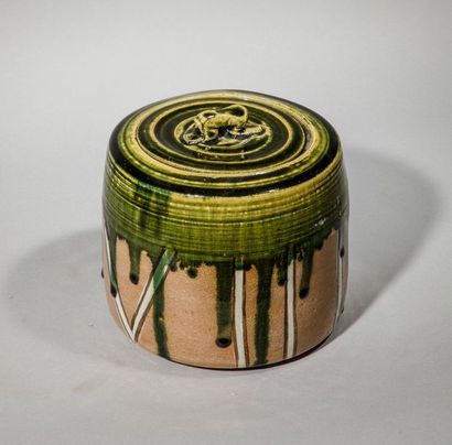 null Glazed terracotta pot with green Japanese decoration, Kobe, 20th century H:...