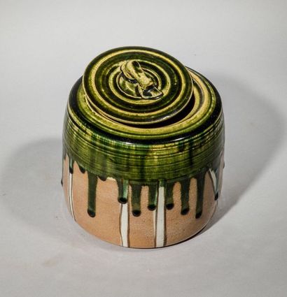 null Pot couvert en terre cuite vernissée à décor vert Japon, Kobé, XXème siècle...