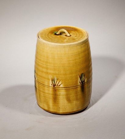 null Covered terracotta pot varnished amber. Japan, Kobe, 20th century H: 18cm