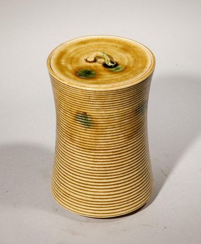 null Covered terracotta pot varnished amber. Japan, Kobe, 20th century. H : 18cm