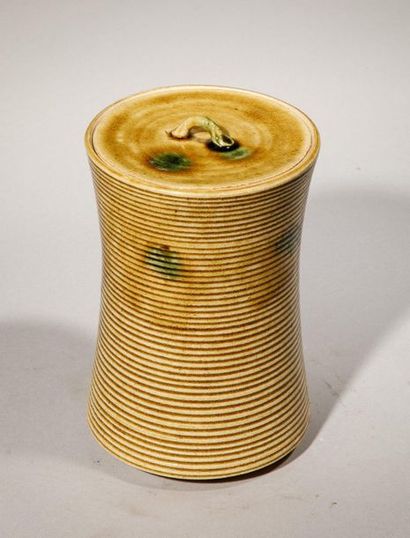 null Pot couvert en terre cuite vernissée ambre. Japon, Kobé, XXème siècle. H : ...