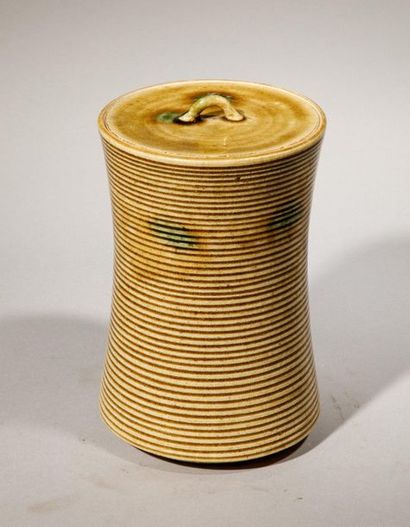null Covered terracotta pot varnished amber. Japan, Kobe, 20th century. H : 18cm