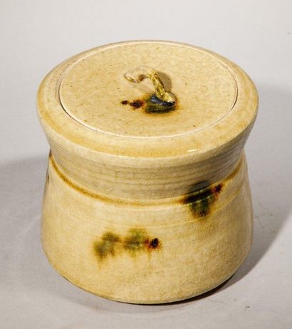 null Pot couvert en terre cuite vernissée ambre. Japon, Kobé, XXème siècle H : 1...