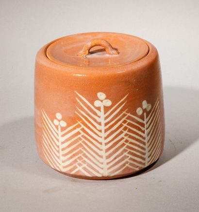null Pot couvert en terre cuite orangée à décor stylisé blanc. Japon, Kobé, XXème...