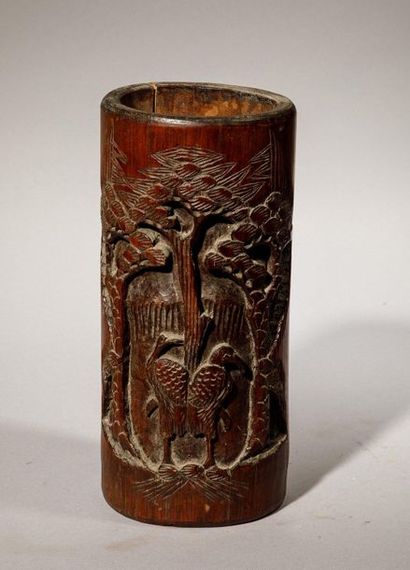 null Bitong pot à pinceaux en bambou à décor sculpté d'oiseaux Chine, XXème siècle...
