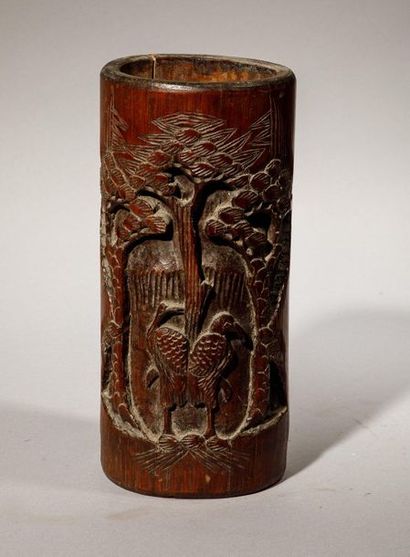 null Bitong pot à pinceaux en bambou à décor sculpté d'oiseaux Chine, XXème siècle...