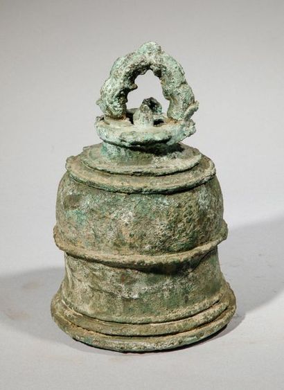 null Bronze bell with a patina of excavation. Cambodia - Khmer Bayon, XIIth century...