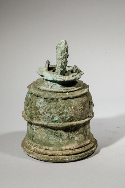 null Bronze bell with a patina of excavation. Cambodia - Khmer Bayon, XIIth century...
