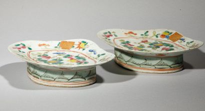 null Deux coupelles polylobées en porcelaine à décor floral de forme losangique sur...