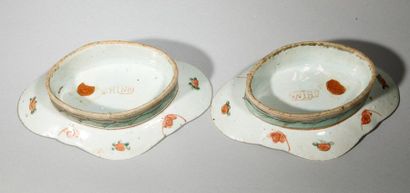 null Deux coupelles polylobées en porcelaine à décor floral de forme losangique sur...