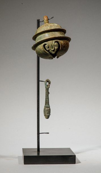 null Clochette en bronze à patine de fouille Cambodge - Khmer Bayon, XIIème siècle...