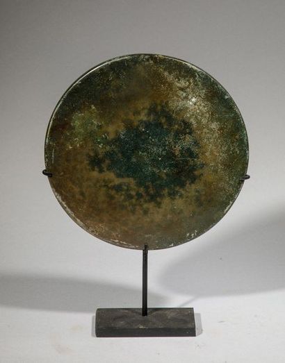 null Miroir circulaire en bronze à patine de fouille. Cambodge, Khmer Bayon, XIIème...