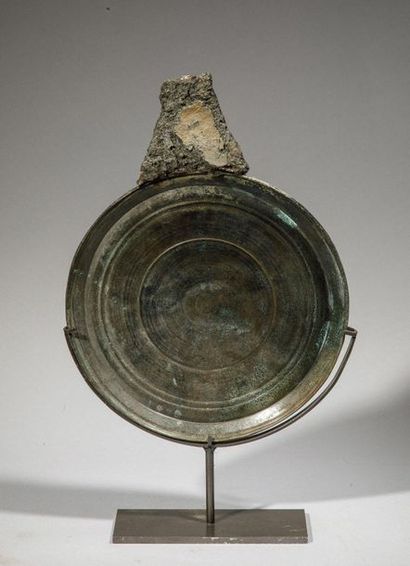 null Mirror with broken handle in bronze with a patina of excavation. Cambodia -...