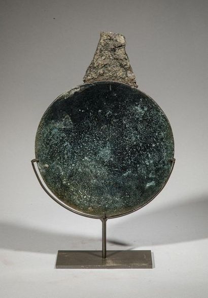 null Mirror with broken handle in bronze with a patina of excavation. Cambodia -...