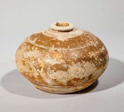 null Petit vase boule en terre cuite à glaçure vernissée. Sawan Khalok, Siam, XVIème...