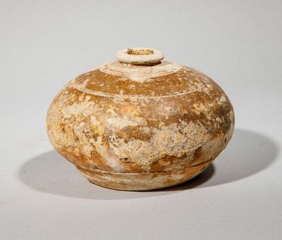 null Petit vase boule en terre cuite à glaçure vernissée. Sawan Khalok, Siam, XVIème...
