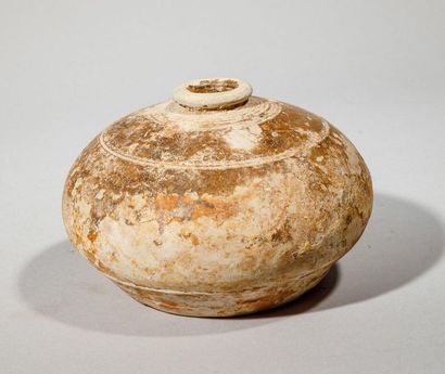null Petit vase boule en terre cuite à glaçure vernissée. Sawan Khalok, Siam, XVIème...