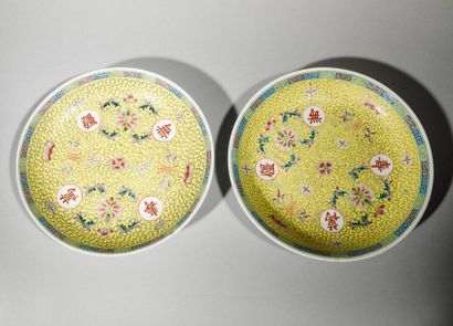 null Two porcelain plates with floral decoration and ideogram on a yellow background....
