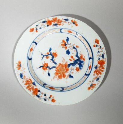 null Assiette à décor floral en porcelaine, Compagnie des Indes. Chine, Qing, XVIIIème...