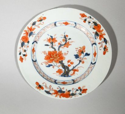 null Assiette à décor floral en porcelaine, Compagnie des Indes. Chine, Qing, XVIIIème...