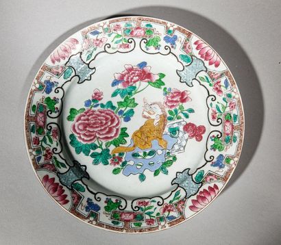 null Plate with animal and floral decoration in polychrome porcelain. China, Guangzhou,...