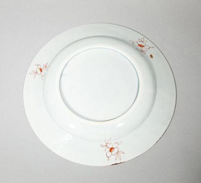 null Assiette à décor animalier et floral en porcelaine polychrome. Chine, Canton,...