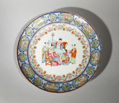 null Assiette à décor de lettrés en porcelaine polychrome. Chine, Canton, Qing, XIXème...