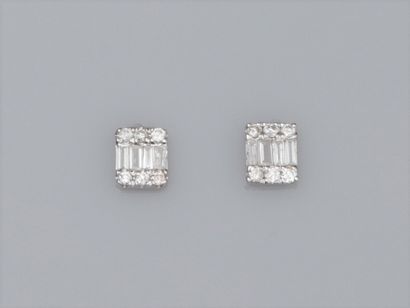 null Paire de puces rectangulaires en or gris 750°/00 (18K), serties de diamants...