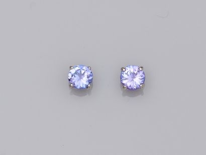 null Paire de puces en or 750°/00 (18K) chacune est sertie d'une tanzanite ronde...