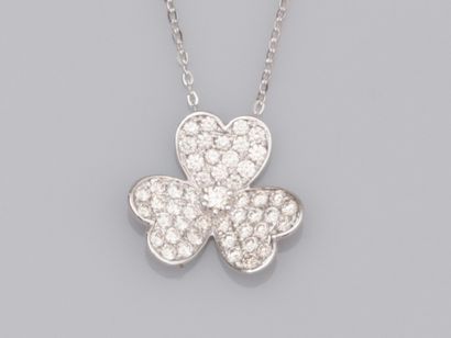 null Necklace in 750°/00 (18K) white gold with a clover set with brilliant-cut diamonds...