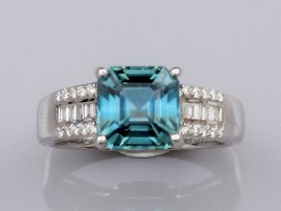 null Ring in 750°/00 (18K) white gold, set with a 4.70 carats square blue zirconia...