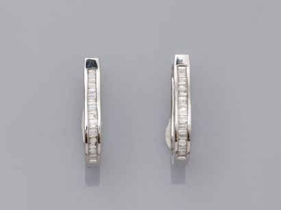null Pair of creoles in 18K white gold 750°/00, each set with a row of baguette-cut...