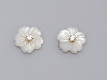 null Pair of 18K yellow gold flower earrings with engraved mother-of-pearl, the hearts...