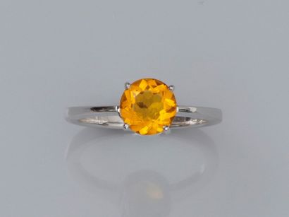 null Ring in white gold 750°/00 (18K), set with a small round citrine. 3.10 g. TDD...