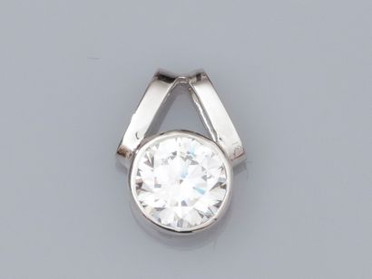 null Pendant in white gold 750°/00 (18K), set with a white fantasy stone. 2.20 g....
