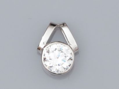 null Pendentif en or gris 750°/00 (18K) , serti d'une pierre blanche fantaisie. 2.20...