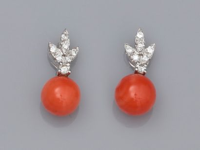 null Pair of 18K white gold earrings set with 7/7.5 mm diameter balls of pink coral...