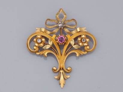 null Pendentif volute en or deux tons 750°/00 (18K), à décor de feuillages et fleurettes,...