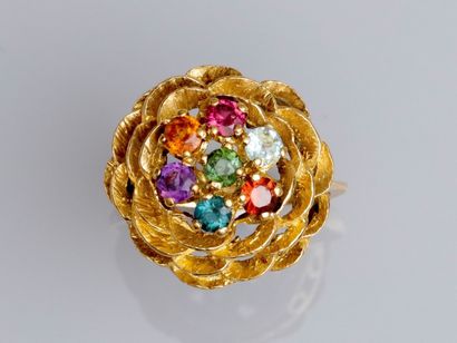 null Bague fleur en or jaune 750°/00 (18K) sertie de pierres fines multicolores....