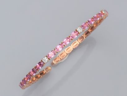 null Bracelet rigide en or rose 750°/00 (18K), modèle ouvert, serti de saphirs roses...
