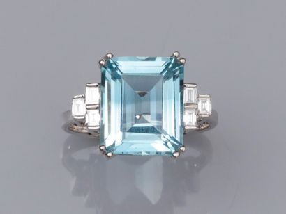 null Ring in 750°/00 (18K) white gold, set with a rectangular blue topaz of about...