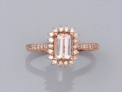 null Thin 750°/00 (18K) pink gold ring, set with a rectangular pink tourmaline of...
