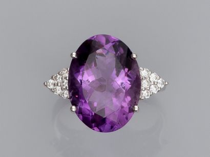 null Ring in white gold 750°/00 (18K), set with an oval amethyst of about 7.50 ct,...